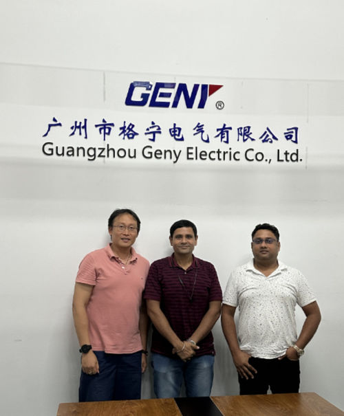 ข่าวล่าสุดของบริษัทเกี่ยวกับ GENY Electric Co., Ltd จัดการลูกค้าชาวอินเดียเพื่อรับและฝึกอุปกรณ์ปรับขนาดเมตรไฟฟ้า